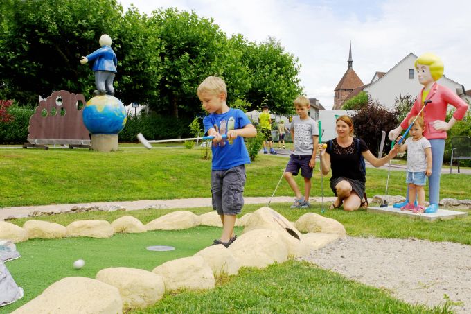Ob der Schwung wohl passt? Die Papa Moll Mini- und Adventuregolf Anlage bringt auch die jüngsten Besucherinnen und Besucher zum Strahlen. Bad Zurzach
