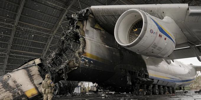 Die Ukrainer stellen mit der Antonov das grösste Transportflugzeug der Welt her. Wegen des Krieges wurden jedoch viele Antonov-Flugzeuge zerstört. Nun will der französisch-deutsche Airbus-Konzern in die Bresche springen. (Archivbild) airbus antonow