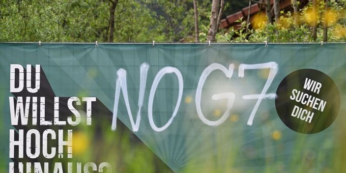 „No G7“ ist auf ein Werbeplakat einer Baufirma gesprüht. „No G7“ ist auf ein Werbeplakat einer Baufirma gesprüht.