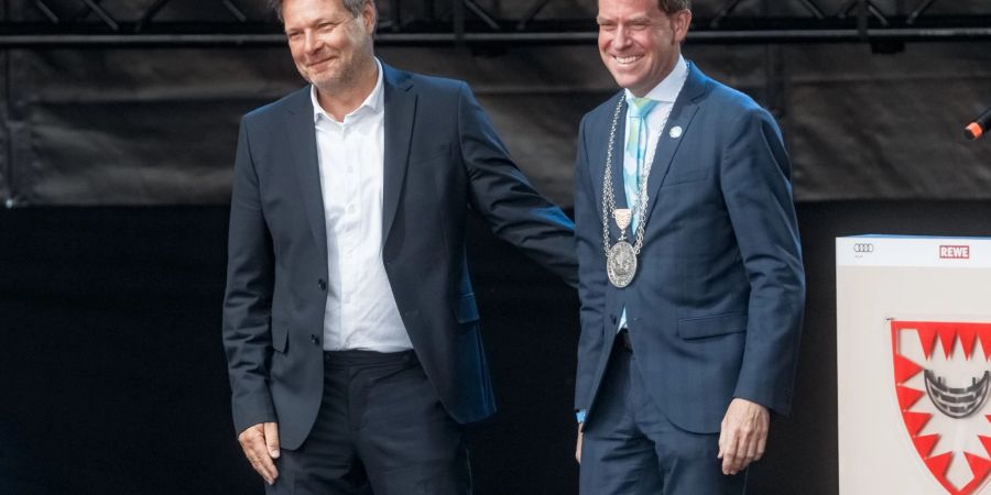 Robert Habeck (Grüne) und Ulf Kaempfer (SPD), Kieler Oberürgermeister, stehen zur Eröffnung der Kieler Woche 2022 auf einer Bühne.