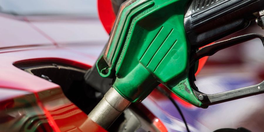 Der Preisanstieg bei Superbenzin ist vorerst gestoppt. Immerhin 31 Prozent befürworten den Tankzuschuss.