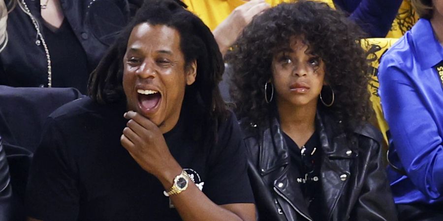 Jay-Z mit seiner Tochter Blue Ivy bei einem Basketballspiel im Juni 2022.