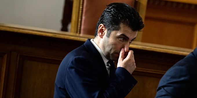 Bulgariens Ministerpräsident verlässt das Parlament nach dem Misstrauensvotum. bulgarien