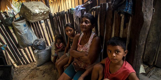 ARCHIV - Rosa Capo (2.v.r.) der Tenetehara-Ethnie sitzt mit ihren Enkelkindern in ihrem Dorf im Alto-Rio-Guama-Reservat. Auf der UN-Konferenz für biologische Vielfalt haben sich mehrere Organisationen für eine Stärkung indigener Völker beim Naturschutz ausgesprochen. Foto: João Paulo Guimarães/dpa ARCHIV - Rosa Capo (2.v.r.) der Tenetehara-Ethnie sitzt mit ihren Enkelkindern in ihrem Dorf im Alto-Rio-Guama-Reservat. Auf der UN-Konferenz für biologische Vielfalt haben sich mehrere Organisationen für eine Stärkung indigener Völker beim Naturschutz ausgesprochen. Foto: João Paulo Guimarães/dpa
