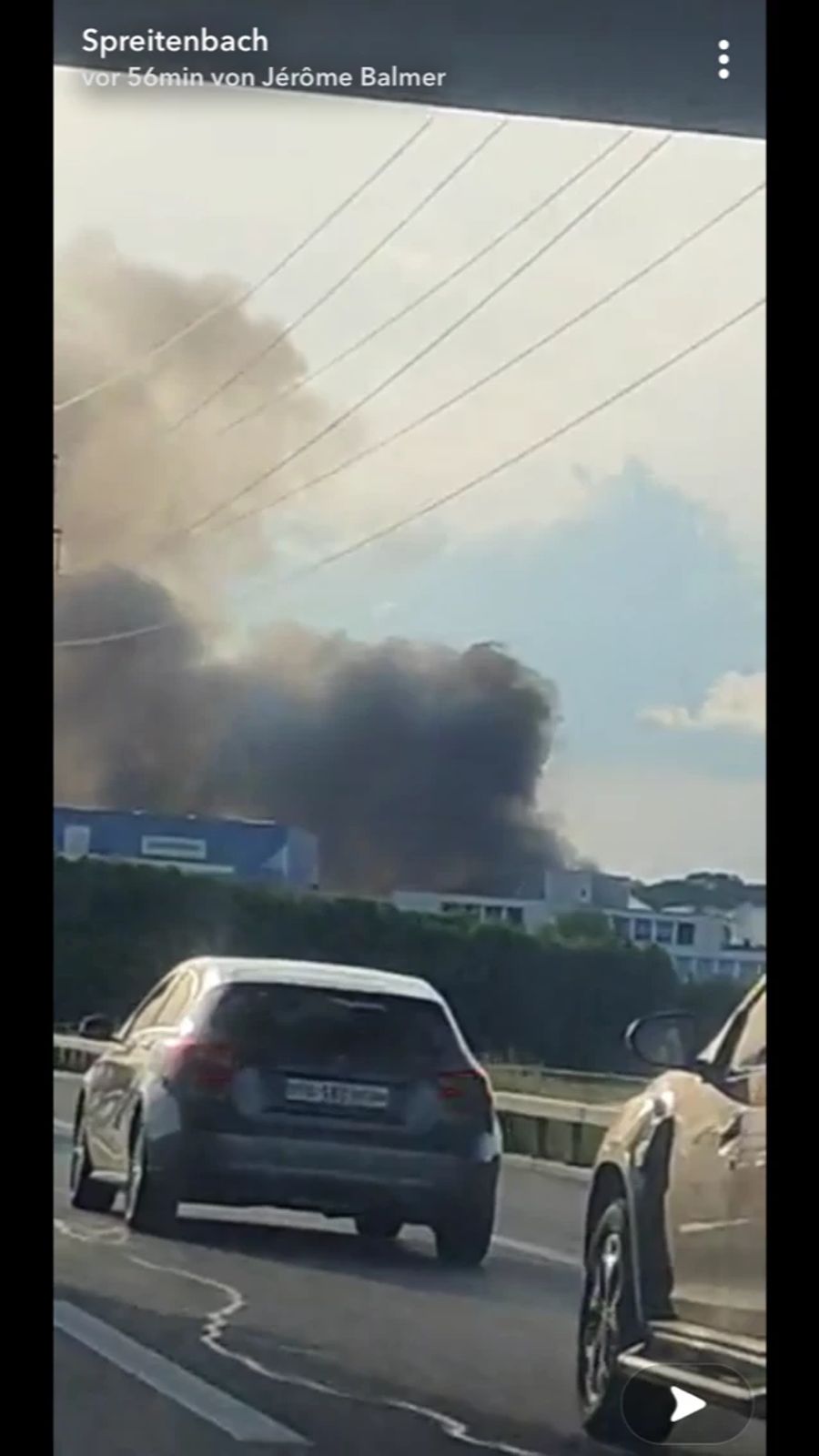 Wegen dem Brand musste die Einfahrt auf der A1 in Höhe Spreitenbach gesperrt werden.