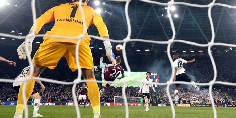 Der Torwart Kevin Trapp von Eintracht Frankfurt (vorn) schaut auf den Fallrückzieher von Jarrod Bowen von West Ham United.