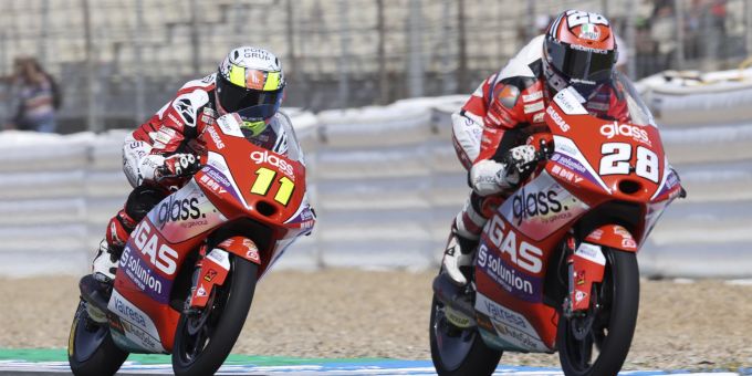 Izan Guevara (r.) sichert sich in der Moto3 beim GP in Jerez den Sieg. Moto3