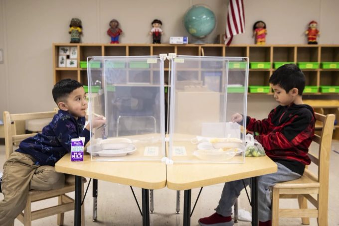«Lunchtime» für eine Kindergartenklasse in Chicago, Januar 2021. Kindergarten Schule Chicago Coronavirus