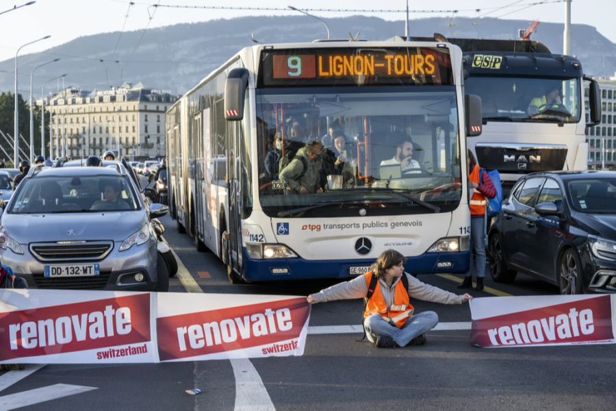 Auch am 14. April in Genf: Die Aktivisten von «Renovate Switzerland» verursachten erhebliche Verkehrsbehinderungen.