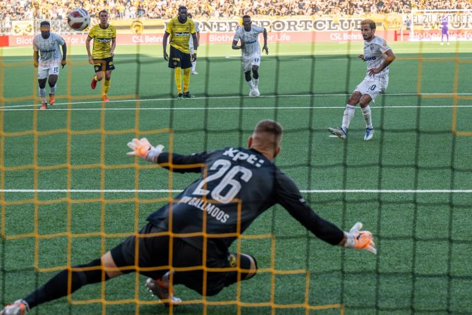 Antonio Marchesano (FCZ) verschiesst seinen Penalty gegen David von Ballmoos (YB) in der Super League. YB FCZ Super League
