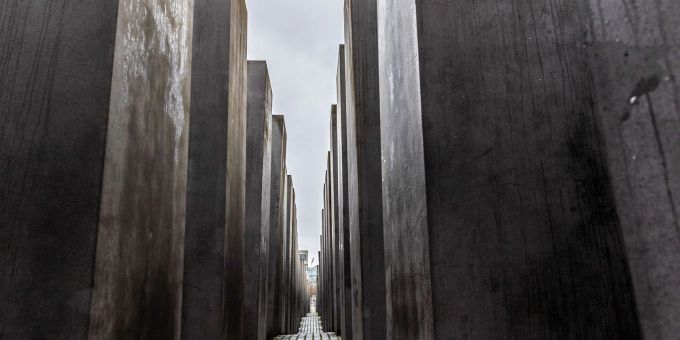 Das Mahnmal für die ermordeten Juden Europas, das auch Holocaust-Mahnmal genannt wird.. Das Mahnmal für die ermordeten Juden Europas, das auch Holocaust-Mahnmal genannt wird..