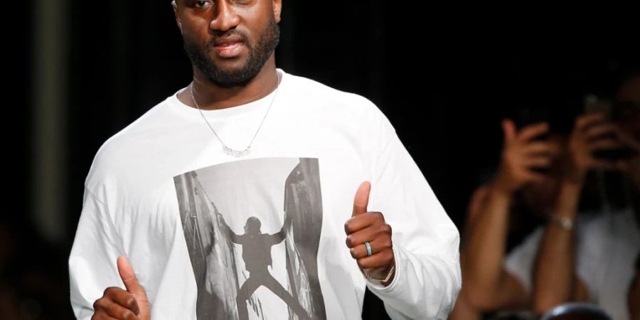 ARCHIV - Der US-amerikanische Modedesigner Virgil Abloh zeigt nach der Präsentation seiner Frühjahr-/Sommer 2019-Kollektion beide Daumen nach oben. Foto: Thibault Camus/AP/dpa