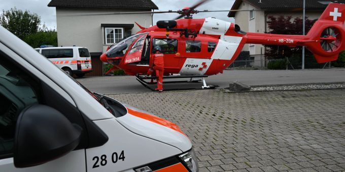Widnau SG: Nach der Erstbetreuung vor Ort durch den Rettungsdienst flog ihn die Rega ins Spital. Widnau SG