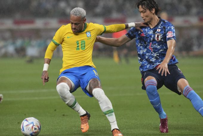 Ko Itakura (rechts) im Einsatz mit Japan gegen Brasilien. Borussia Mönchengladbach