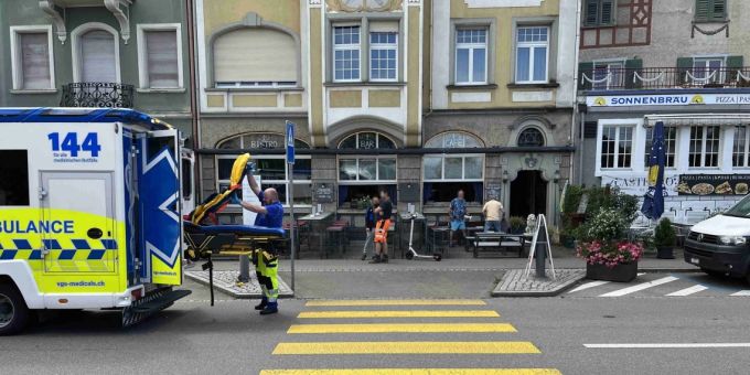 Mann auf Fussgängerstreifen von Auto erfasst.