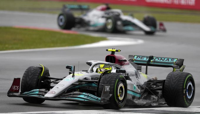 Mercedes-Fahrer Lewis Hamilton kämpft sich beim Qualifying in Silverstone durch den Regen. formel 1 lewis hamilton