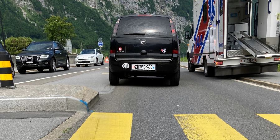 Glarus GL: Autolenker kollidiert mit 13-jähriger Schülerin