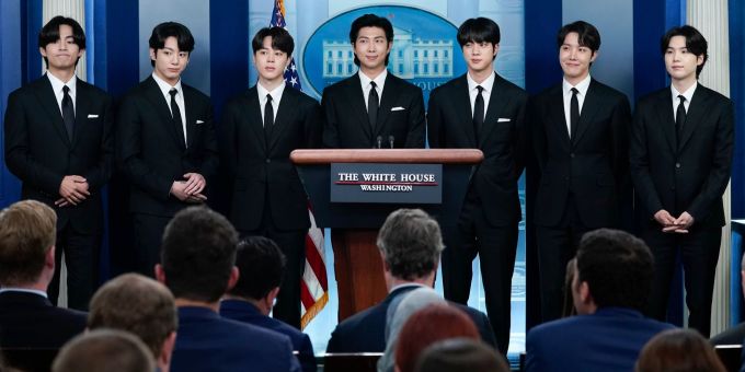 Als ein Zeichen gegen anti-asiatischen Hass hat die US-Regierung die südkoreanische Boygroup BTS im Weissen Haus empfangen. In den USA kommt es immer wieder zu rassistisch motivierten Verbrechen gegen asiatischstämmige Menschen. Evan Vucci/AP/dpa BTS Weisses Haus