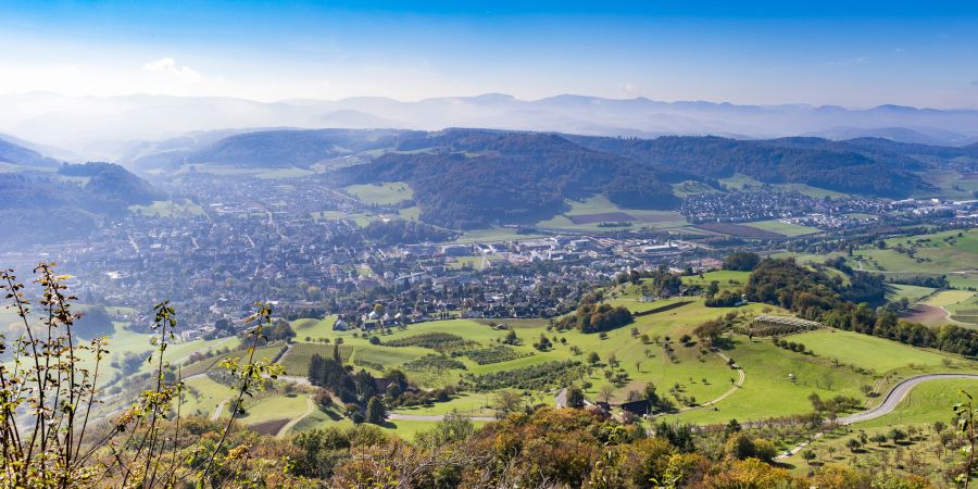 Die Sissacher Fluh ist ein beliebtes Ausflugsziel. Links blickt man auf Sissach und rechts auf Itingen und die Jurahöhen.