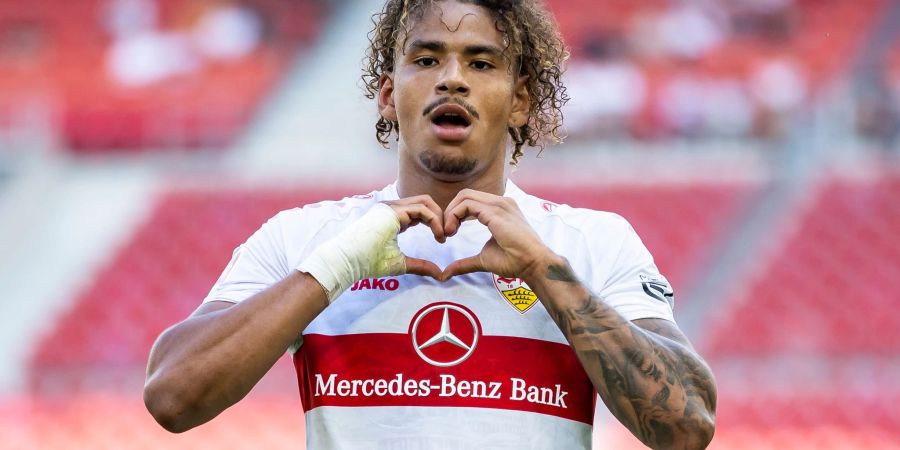 Stuttgarts Juan Jose Perea jubelt nach seinem Tor zum 4:2.