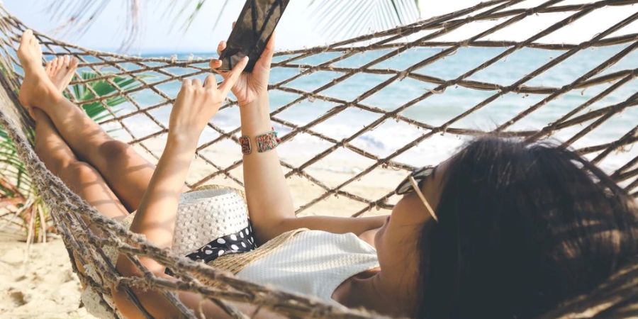 Auch im Urlaub darf für viele das Smartphone nicht fehlen.