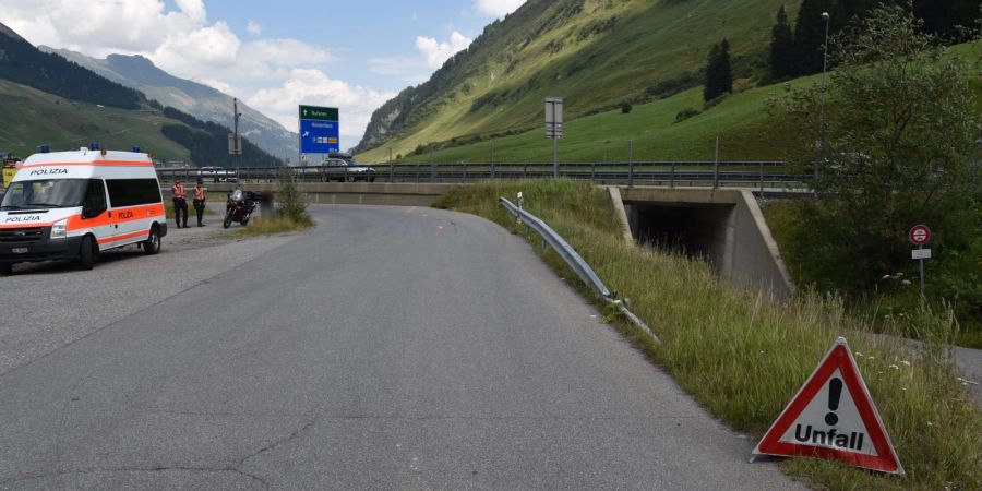 Hinterrhein: Zwei Verletzte bei Sturz mit Motorrad