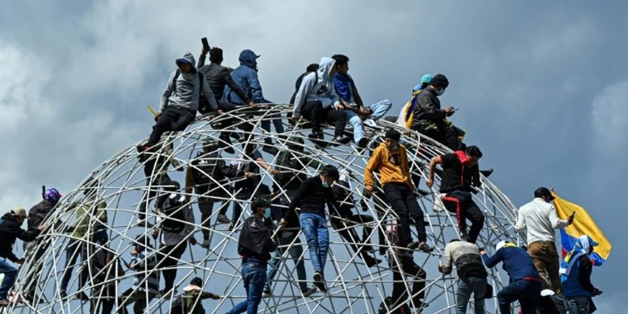 Demonstranten bei einer Kundgebung in Quito