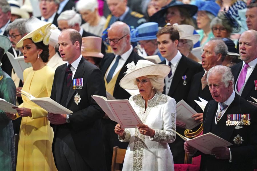 Herzogin Kate, Prinz William, Herzogin Camilla und Prinz Charles gestern Freitag beim Gottesdienst. Harry und Meghan wurden getrennt platziert.