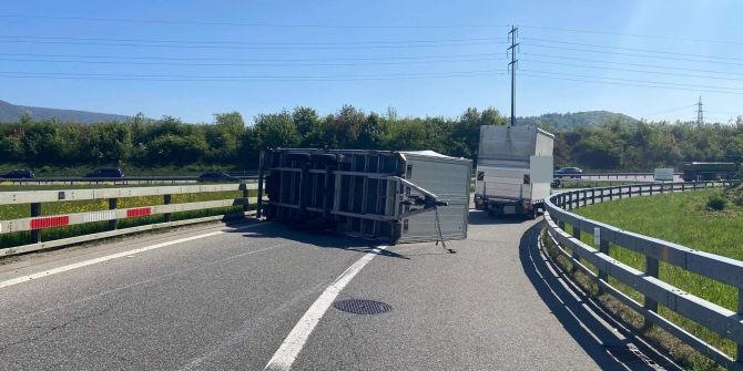 Wettingen AG: Anhänger mit Baumaterial gekippt