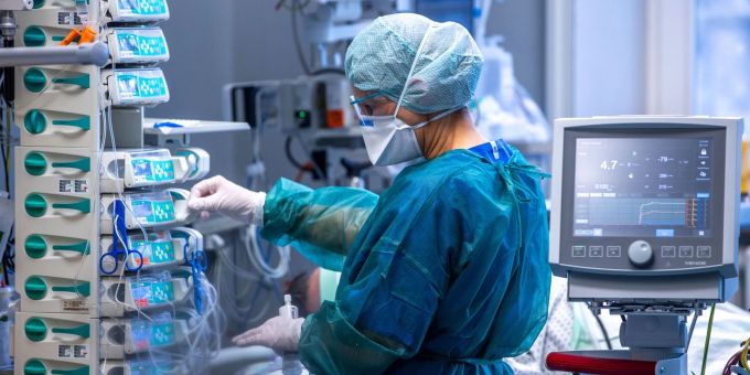 Ärzte und Pflegekräfte betreuen im Jahr 2021 Patienten auf der Intensivstation der Universitätsmedizin Rostock. Ärzte und Pflegekräfte betreuen im Jahr 2021 Patienten auf der Intensivstation der Universitätsmedizin Rostock.