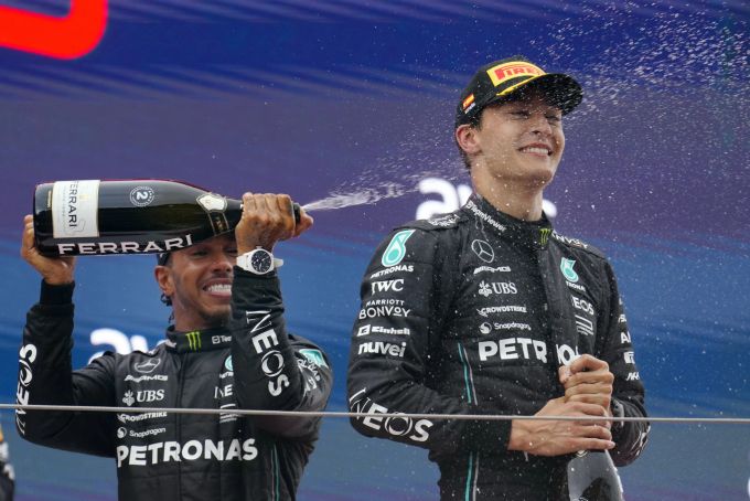 Lewis Hamilton und George Russell (Mercedes) feiern ihre Podestplätze beim Spanien-GP der Formel 1. Mercedes Hamilton Russell Barcelona