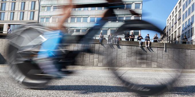 Ein Triathlet ist auf dem Rad unterwegs. Ein Triathlet ist auf dem Rad unterwegs.