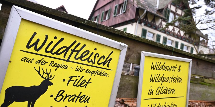 Hinweistafeln für den Verkauf von Wildfleisch.