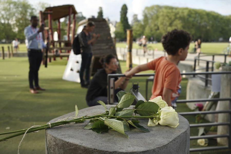 Ein Mann verletzt vier Kinder und zwei Erwachsene mit einem Messer lebensbedrohlich.