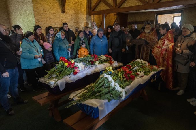 Verwandte und Angehörige nehmen an der Beerdigung von Sofia Shulha (11) und Pysarev Kiriusha (17), in Uman teil. CORRECTION Russia Ukraine War