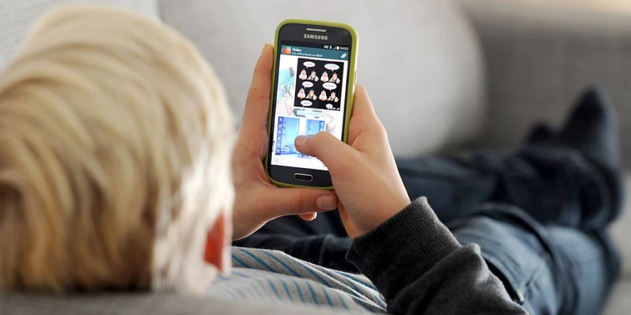 Obwohl Kinder und Jugendliche mit Bildschirmen und Computermäusen häufige Bewegungen mit Fingern und Händen durchführen, sind sie feinmotorisch nicht besser als früher. (Symbolbild)