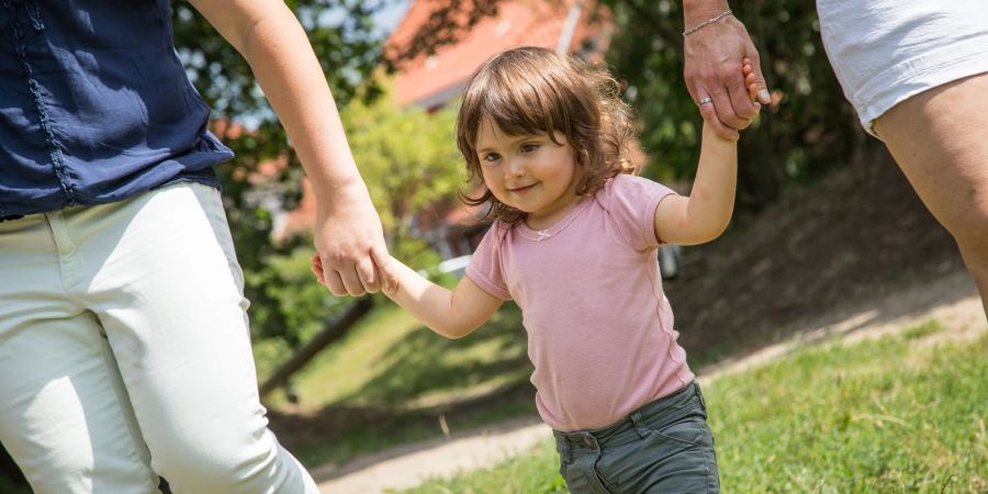 Kinder ab drei Jahren erleiden häufiger einen sogenannten Hüftschnupfen. Das sind Beschwerden, die nach einer Infektion der oberen Luftwege oder des Darmtraktes an der Hüfte auftreten.