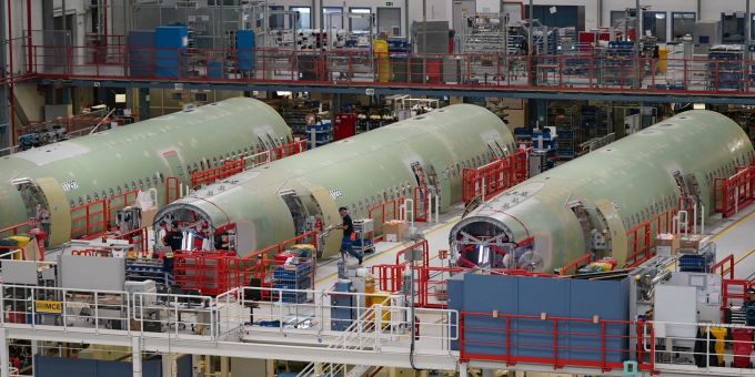 Airbus-Fertigung in Hamburger Stadtteil Finkenwerder: Engpässe etwa bei wichtigen Bauteilen machen Flugzeug- und Triebwerksherstellern weiter zu schaffen. airbus