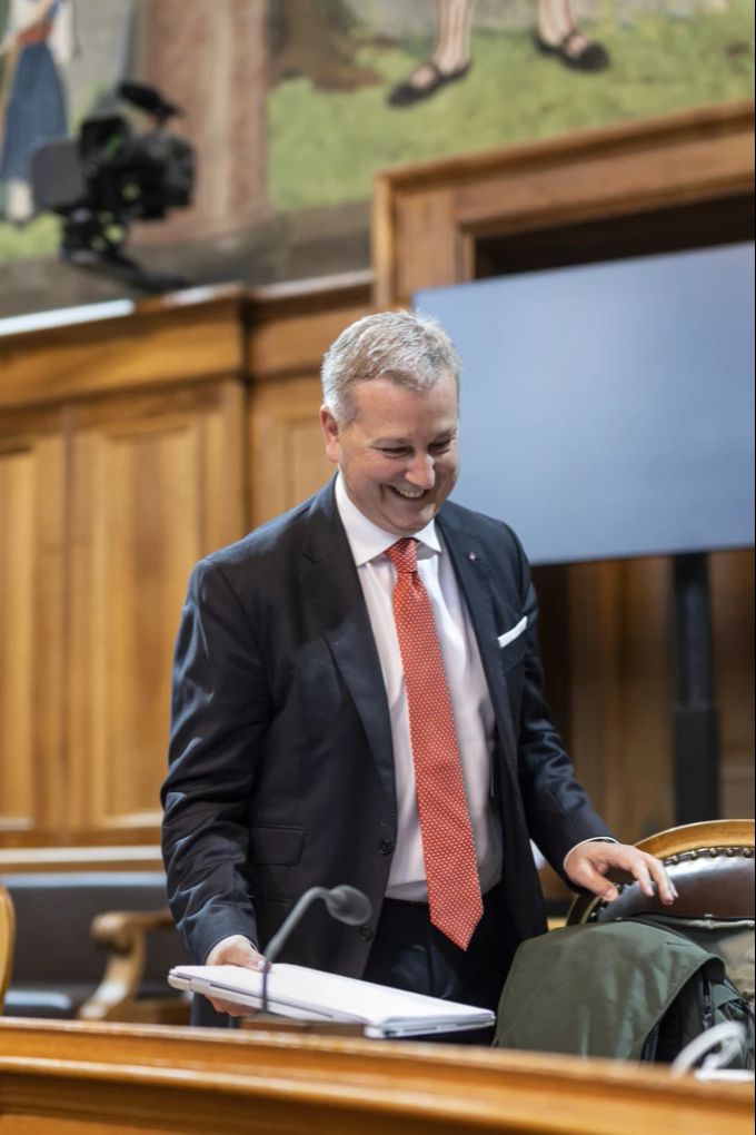SVP-Parteipräsident Marco Chiesa setzt sich vor Beginn der Sitzung an der ausserordentlichen Session der Eidgenössischen Räte. Marco Chiesa