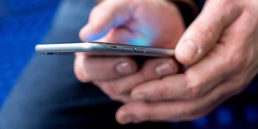 Ein neues Projekt der Deutschen Bahn und verschiedener Telekommunikationsfirmen soll ein stabiles Handynetz an Bahngleisen gewährleisten.