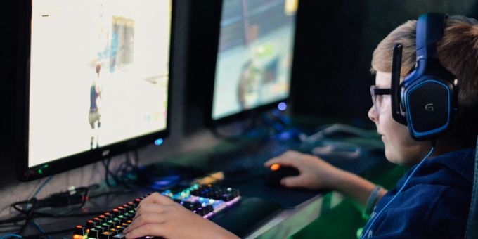 Die Zahlen der Nationalen Plattform zur Förderung von Medienkompetenz sind alarmierend: 47 Prozent der Mädchen seien im Internet bereits von einer fremden Person aufgefordert worden, erotische Fotos von sich zu verschicken. Bei den Jungen sind es 20 Prozent. Gaming