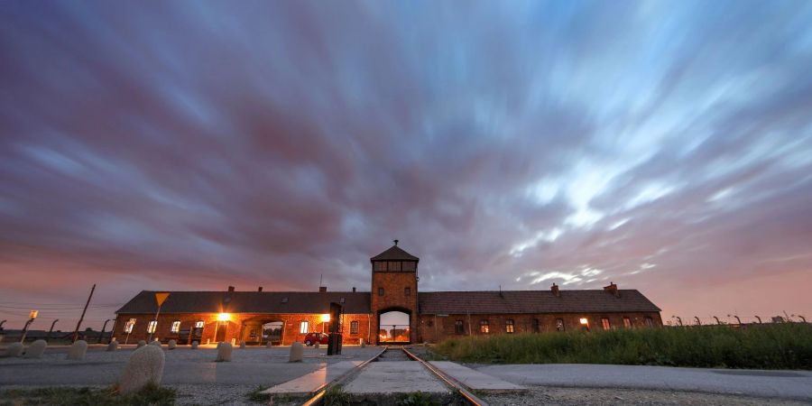 Blick auf das Tor zum früheren Vernichtungsslager Auschwitz-Birkenau.