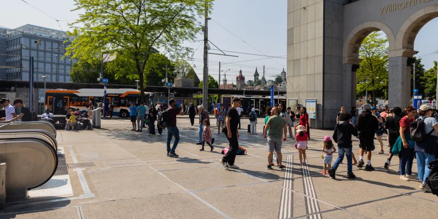 Pendler am Bahnhof Luzern.