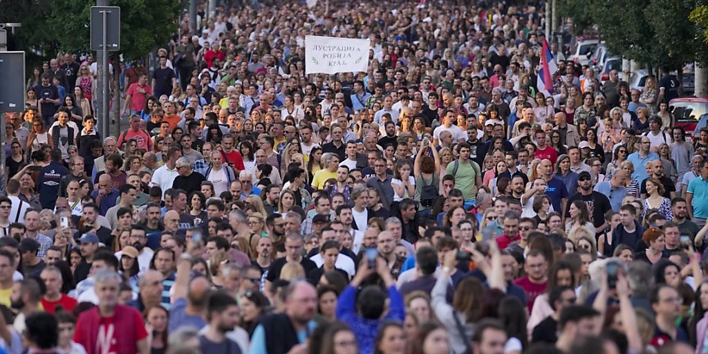 Zehntausende Serben Protestieren Erneut Gegen Gewalt Und Regierung