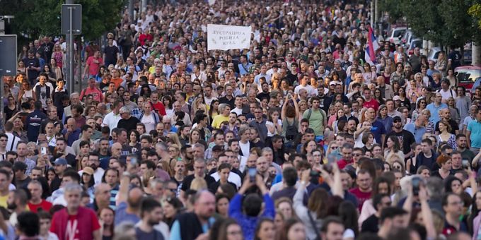 Zehntausende Menschen demonstrierten zum fünften Mal innerhalb eines Monats gegen Gewalt und gegen die Führung von Staatspräsident Vucic. Anlass des Protests waren zwei Amokläufe vor einem Monat. serbien
