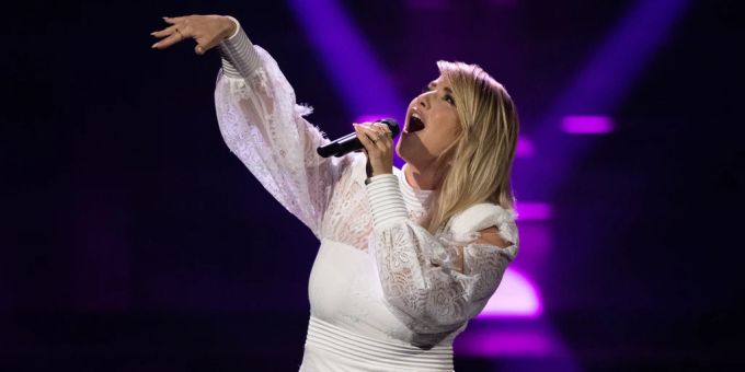 Beatrice Egli k ndigt neue Single im Metallic Kleid an