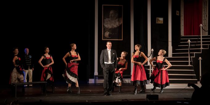 Das Ballett tanzt in der Unterwelt das berühmte Stück, den Can Can – Beine hoch! hombrechtikon