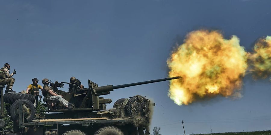 dpatopbilder - Ukrainische Soldaten feuern eine Kanone in der Nähe von Bachmut ab. Foto: LIBKOS/AP/dpa