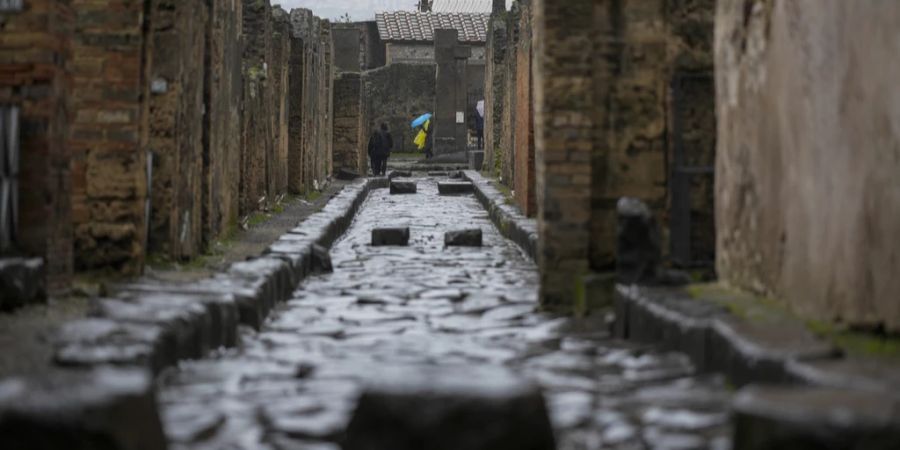 Eine Strasse in der Römerstadt Pompeji am Fusse des Vesuvs.