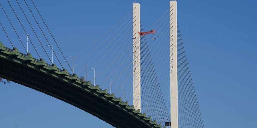 Klimaaktivisten waren im vergangenen Oktober auf die Pfeiler der Themse-Brücke geklettert. Das hat nun Folgen.